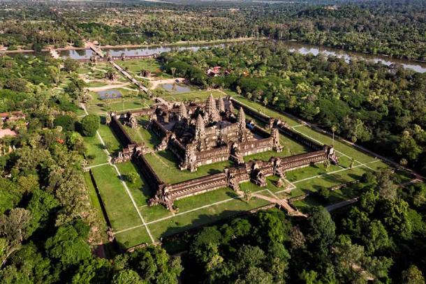 Angkor Wat is a fascinating temple complex in northwestern Cambodia, located in what was once the capital of the ancient Khmer Empire which presided over a vast kingdom in Southeast Asia. 