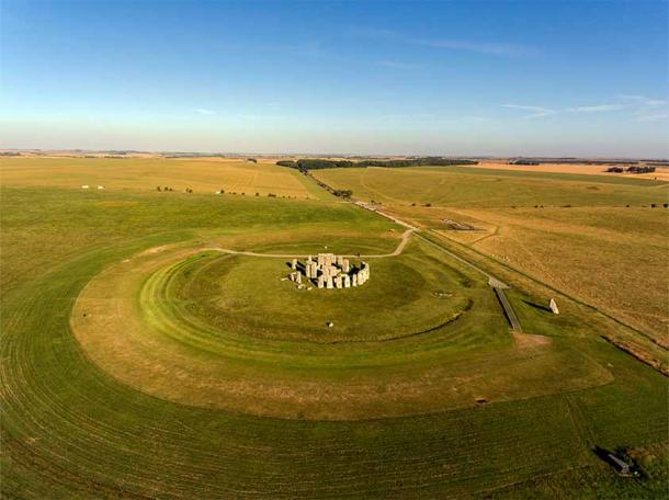 Imagen aérea que representa el paisaje moderno de Stonehenge. (Wayne/Adobe Stock)