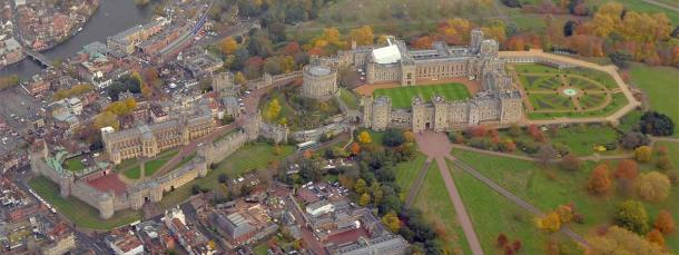 Aerial view of Windsor Castle from the south, with the Round Tower slightly up-left of center, the Upper Ward to the right, and the Lower Ward to the left (Cmglee / CC BY SA 4.0)