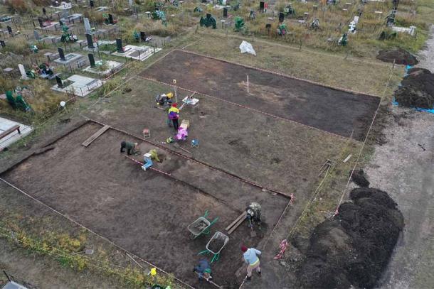 Vista aérea del sitio de excavación de una tumba de 2000 años de antigüedad, junto al cementerio Shinnoye, Krasnoyarsk, Rusia (Dimitry Vinogradov/Haaretz)