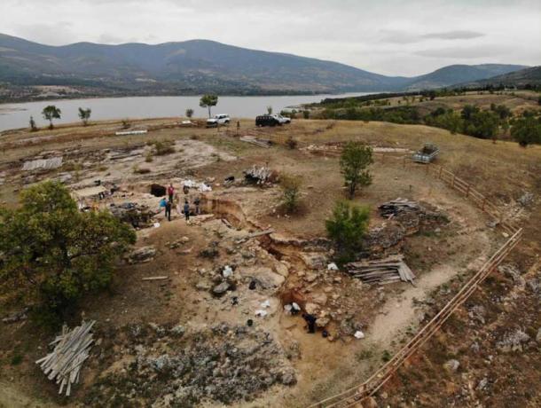 Aerial view of excavation at the Neanderthal cave which revealed the collection of animal skulls which has so excited archaeologists. (Comunidad de Madrid)