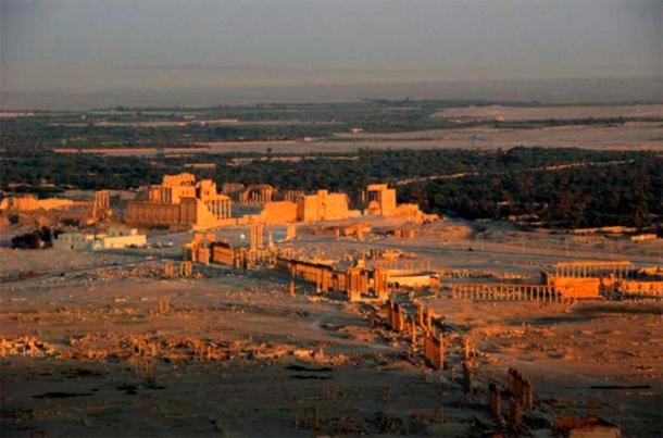 Aerial View of the ancient city of Palmyra (Tadmur), 2008, showing the now destroyed Temple of Bel complex, the Colonnade, and the Monumental Arch. (CC BY 2.0)