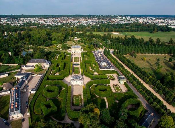 Aerial view of the Petit Trianon (far center) Domain of Versailles, France (ToucanWings/ CC BY-SA 3.0)