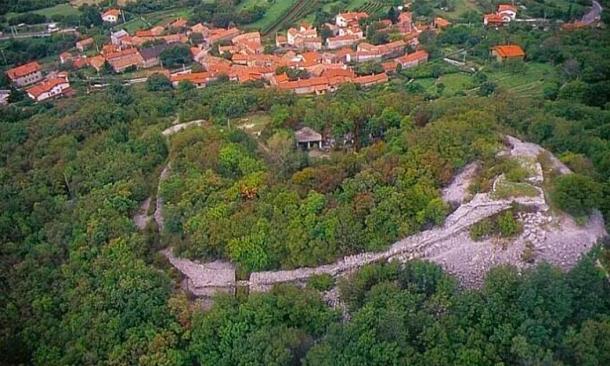 Aerial view of Castelliere di Rupinpiccolo. (Carta Archaeologia Online)