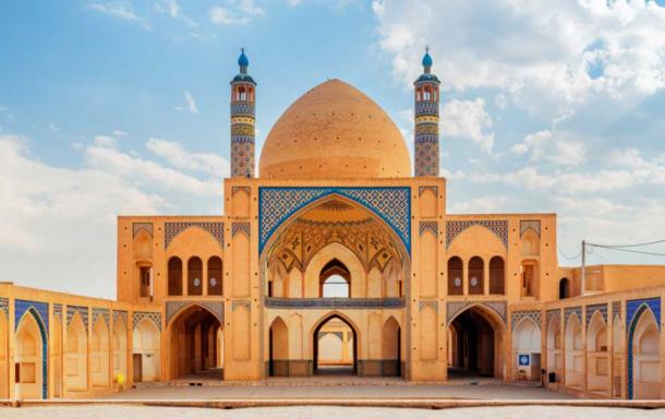 La Mezquita Agha Bozorg es una mezquita ubicada en Kashan, Irán. Fue construido a finales del siglo XVIII en la dinastía Qajar por Ustad Haj Sa'ban-ali. La mezquita es conocida por su hermosa arquitectura, incluido el intrincado trabajo de azulejos, y es una popular atracción turística en Kashan. Fuente: efired/Adobe Stock.