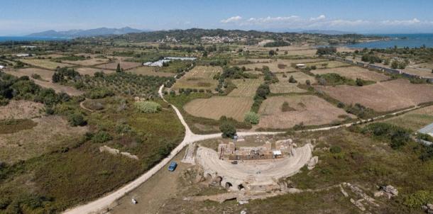 The area where the Agora of Nicopolis is located. In the foreground, the Conservatory and to its left on the slope, the remains of the building before the start of the excavations.