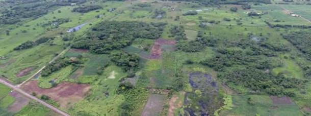 Mexico’s Aguada Fénix archaeological site as seen from the air reveals little about Olmec and Maya similarities and imitations in ritual architectural design. It took a LiDAR survey, see image below, to reveal what was really there! (francetvinfo.fr / CC BY-SA 4.0)