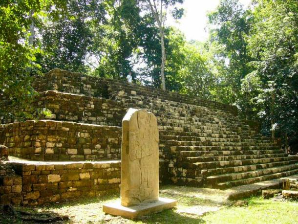 Plaza del templo maya de Aguateca, ubicada en la cuenca de Petexbatun en Guatemala.  (Sebastián Homberger / CC BY-SA 3.0)