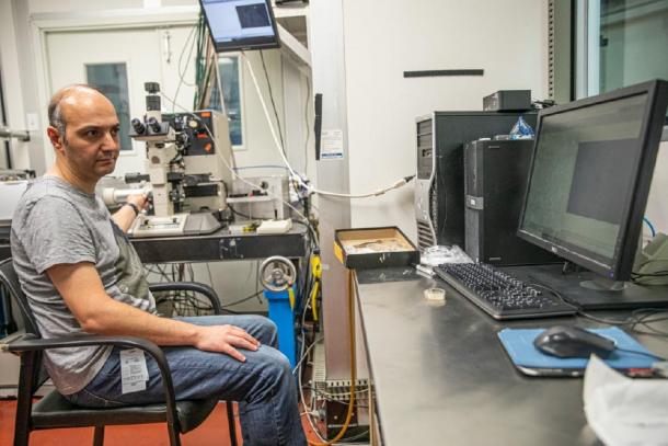 Ahmed Elnewishy, an associate professor at Cairo University, views a mummified bone sample at the ALS. (Marilyn Sargent/Berkeley Lab)