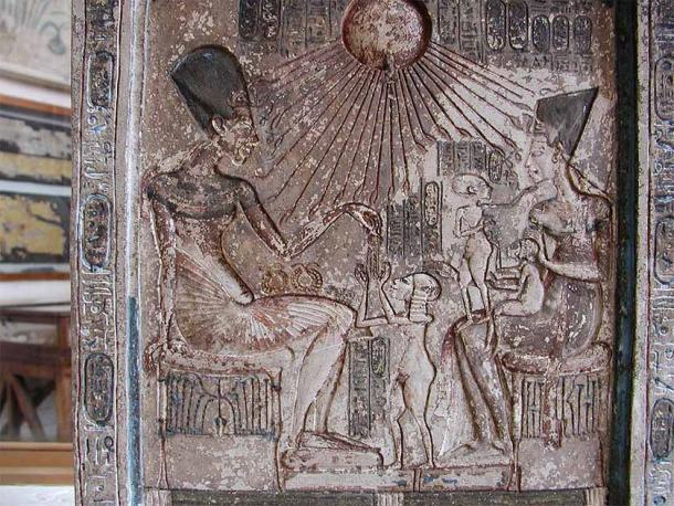 Akhenaton, Nefertiti y sus hijas ante el símbolo del dios sol Atón, como se muestra en la estela de Akhenaton, que forma parte de la colección del Museo Egipcio de El Cairo.  (Gérard Ducher / CC BY-SA 2.5)