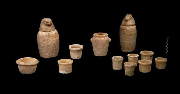 Vasos canopos y copas de alabastro encontrados en el sepulcro. (Ministerio de Antigüedades de Egipto)