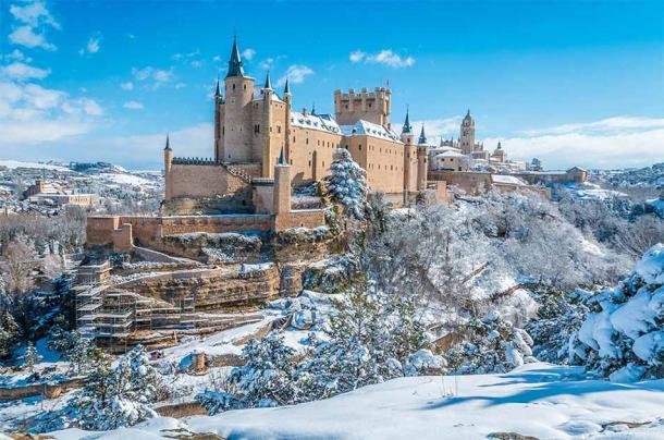 Alcázar zo Segovia v Španielsku je príkladom rozprávkového zámku.  Tento hrad z 12. storočia, ktorý sa nachádza na vrchole útesu, je zapísaný na zozname svetového dedičstva UNESCO a svedčí o nádhere dávnej éry.  Dokonca to inšpirovalo aj zámok v Disneyho Snehulienke.  (pcalapre / Adobe Stock)