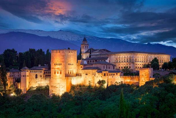 Alhambra a očarujúci hrad v Granade v Španielsku sú jedny z najlepších príkladov islamskej architektúry.  Postavený s výhľadom na štvrť Albaicín v Granade v rokoch 1238 až 1358 bol kráľovským sídlom maurskej dynastie Nasridov a je známy svojimi úžasnými dekoráciami a nápaditými záhradami plnými ruží, pomarančov a brestu.  (Tyga / Adobe Stock)