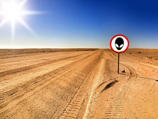 Alien warning sign in a desert. (Pixabay License)