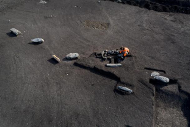 Alignment of monoliths next to a burial during excavation (Denis Gliksman, INRAP)