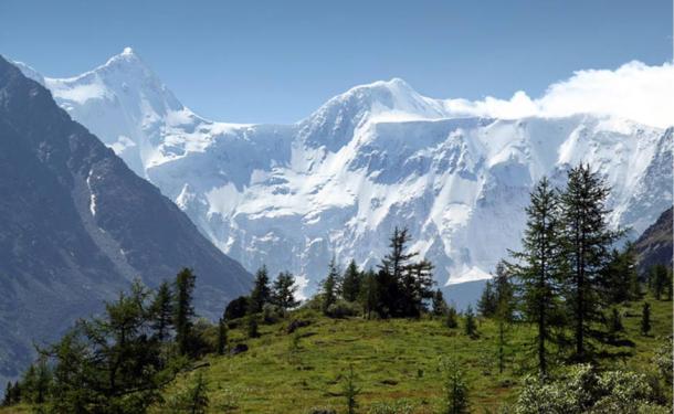 Marco Polo records that it was customary that the Great Khans be interred in the Altay mountains