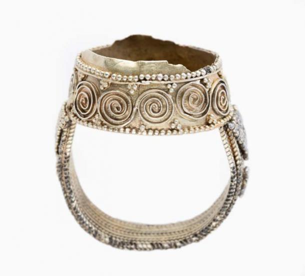 Uno de los muchos anillos que componen la colección Amguilla Treasure. (Museo Arqueológico y Etnológico de Córdoba)