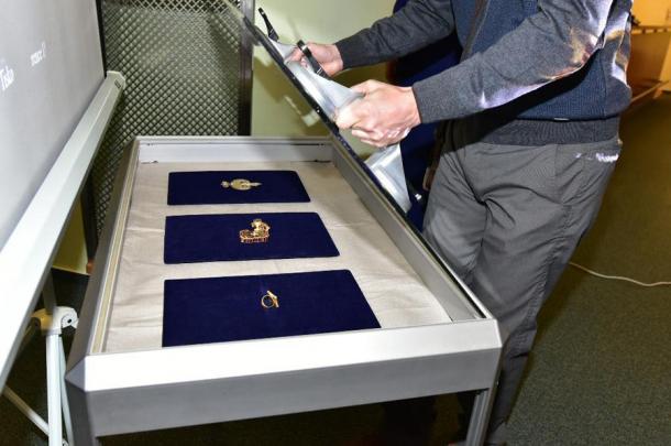 Detectores de metales aficionados encontraron el alijo de joyería bohemia del siglo V, incluido un anillo de oro, un broche o hebilla y otros artículos. (Región de Bohemia Central - Autoridad regional)