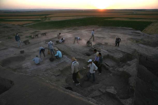 An earlier excavation at Ziyaret Tepe