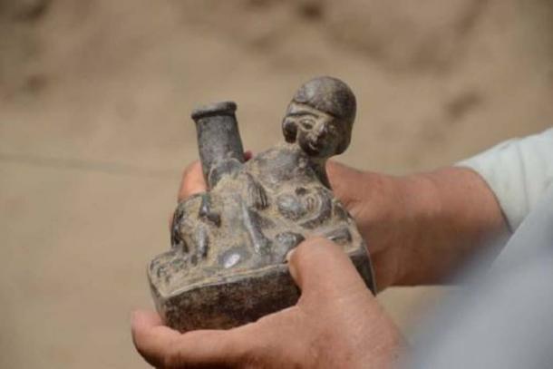 An urn depicting an erotic act being performed. (andina)