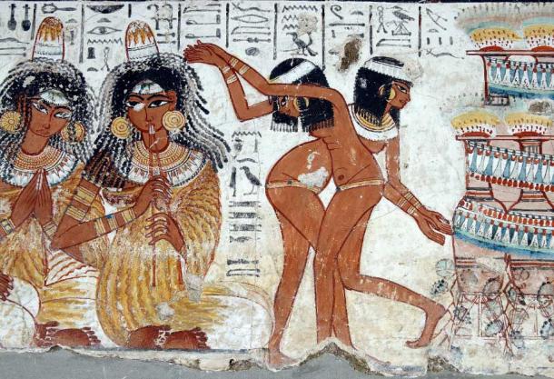 Mujeres del Antiguo Egipto vistiendo kohl, de una pintura mural de una tumba en Tebas, 1420-1375 a. (Dominio publico)