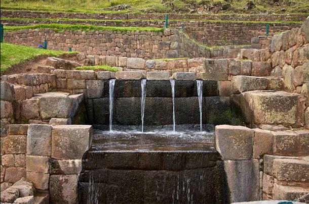 Antiguos surtidores de agua en Tipón, Perú (CC BY 2.0)