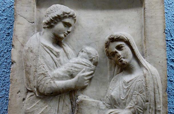Estela funeraria griega antigua de alrededor de 425-400 a. J.-C., que representa a una mujer sentada que deja a su hijo recién nacido a una enfermera, estela funeraria. (Dominio publico)