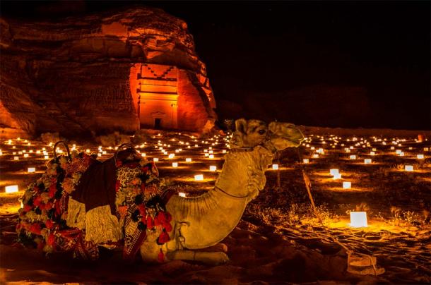 Ancient tombs in Mada’in Saleh illuminated during the night. (vadim.nefedov/Adobe Stock) Principio del formulario