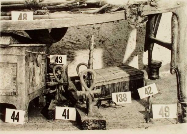 Tomb treasures including a number of Egyptian Ankh statues. (Public Domain)
