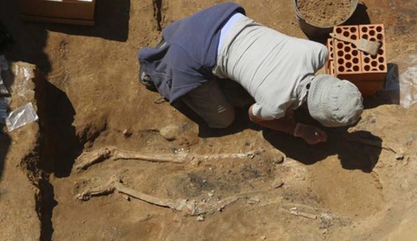 Anthropologist Victoria Peña with the bones found at the Tartessos site in Badajoz. Image: J. M. Romero/ El Pais