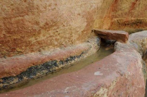 Canal del acueducto que muestra la cubierta de roca que una vez cubrió el acueducto. (Larry W. Mays)