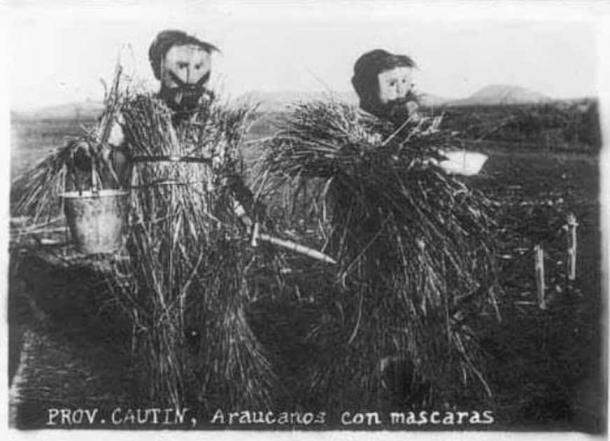 Араукани с маски и церемониални облекла от провинция Каутин, регион Араукания, южно Чили (Снимка от Гюстав Милет, ок. 1930 г., с любезното съдействие на автора Рафаел Видела Айсман)