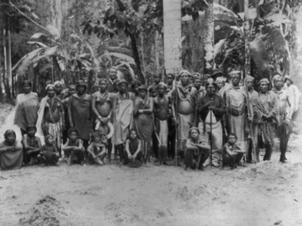 Arawak people gathered for an audience with the Dutch Governor, 1880 (Tropenmuseum / CC BY-SA 3.0)