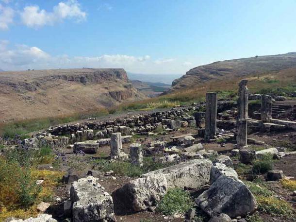 Arbel es más conocido por las ruinas de una antigua sinagoga, que se ven aquí, cerca de las cuales se desenterró el amuleto bizantino. (Yael Alef / CC BY-SA 3.0)