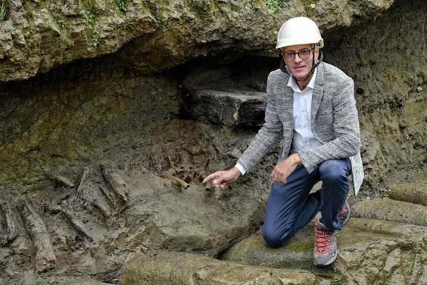 El director del Parque Arqueológico de Ercolano, Francesco Sirano, en Herculano, donde se encontró el esqueleto de la víctima que huía de la erupción del Vesubio. (ANSA)