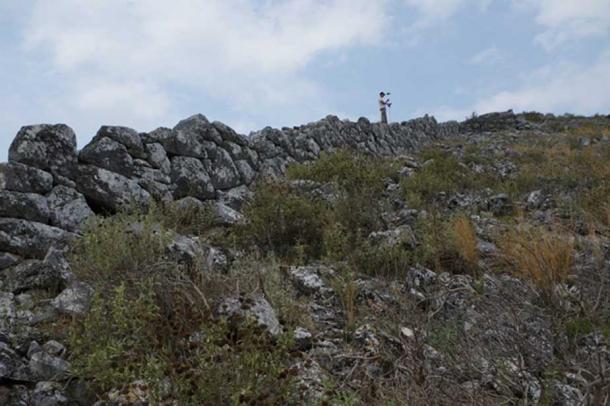 Archaeologist Johan Klange measuring the Classical-Hellenistic fortifications on the hill of Strongilovoúni.