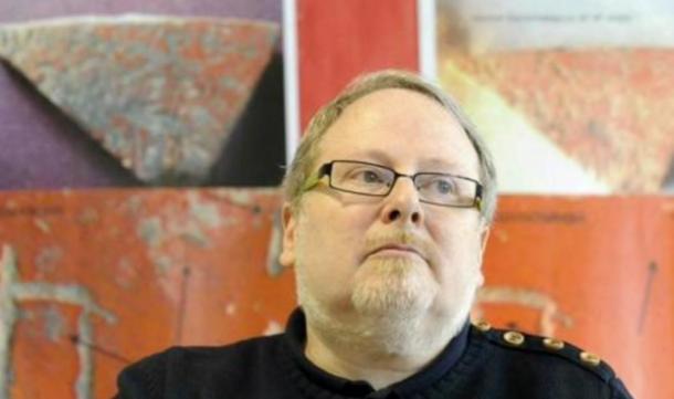 Archaeologist Eliseo Gil accused of faking Iruña-Veleia artifacts. Source: Noticias de 5 Minutos / YouTube.