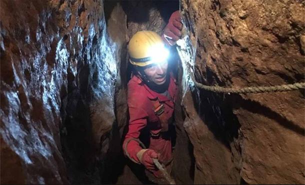El arqueólogo Martin Stables explora una cueva. (UCLAN)