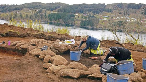 Archaeologist Cecilia Falkedahl and excavation leader Yvonne Dahl at the University Museum at the site. Elf stream in the background. (Image: University Museum at Bergen)