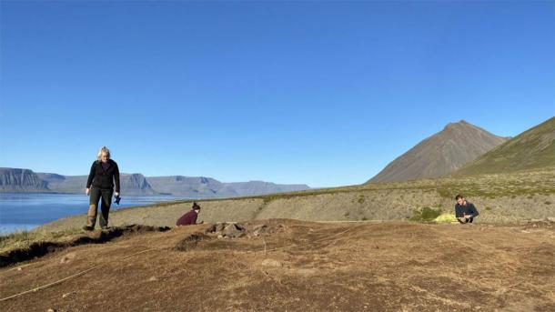 According to Dr. Margrét Hallmundsdóttir, the archaeologist leading the study, the hut discovered at the remote 10th farm is "very large, and the floor is at least seventeen meters long.” (Margrét Hallmundsdóttir / RUV)