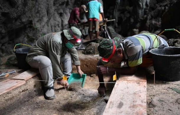 Archaeologists Daud Tanudirjo and Moses Dailom excavating at Mololo Cave. (Tristan Russell/ CC BY-SA)