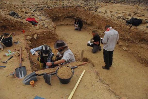 Archaeologists excavating the site of Saffaqah, Saudi Arabia. (Palaeodeserts)