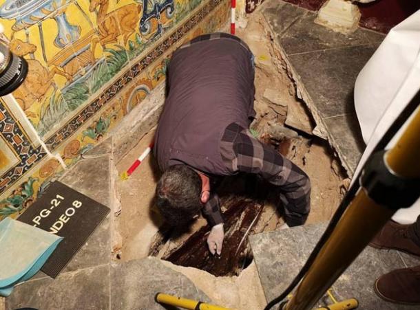Arqueólogos excavan el entierro de un niño pequeño en el Alcázar bajo el suelo de una capilla en el Real Alcázar de Sevilla