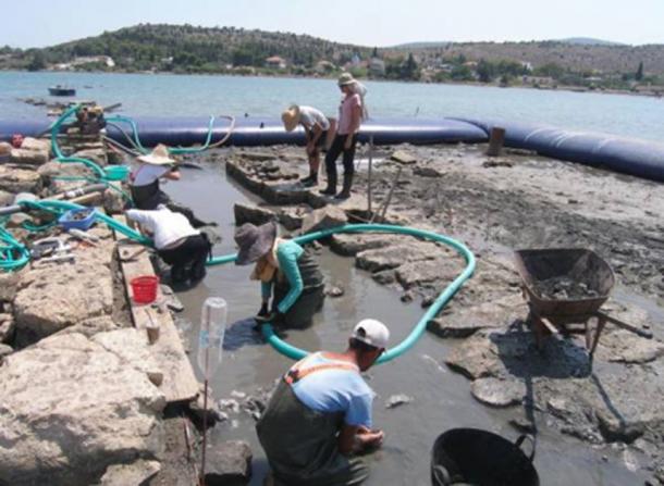 Archaeologists working at the site of the Salamis ruins. (Maraba / Greek Ministry of Culture)