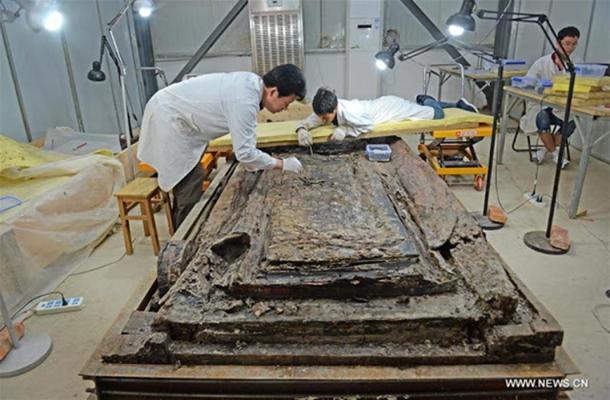 Archaeologists clean up the interior coffin of the 2,000-year-old tomb of Haihunhou, the Marquis of Haihun, in Nanchang, east China's Jiangxi Province.