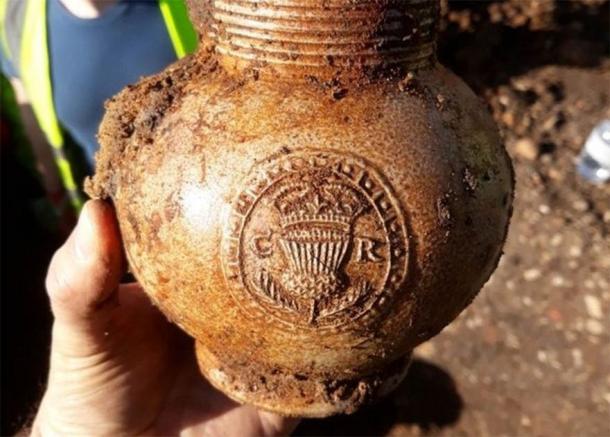 Los arqueólogos han encontrado una taza de taberna del siglo XVII en el sitio de excavación de Whitechapel que lleva un medallón de Carlos II. (Arqueología del Sureste / UCL)