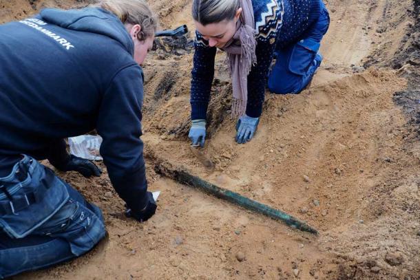 Los arqueólogos extraen cuidadosamente la espada del sitio de excavación en Håre, Dinamarca (Museos de la ciudad de Odense)