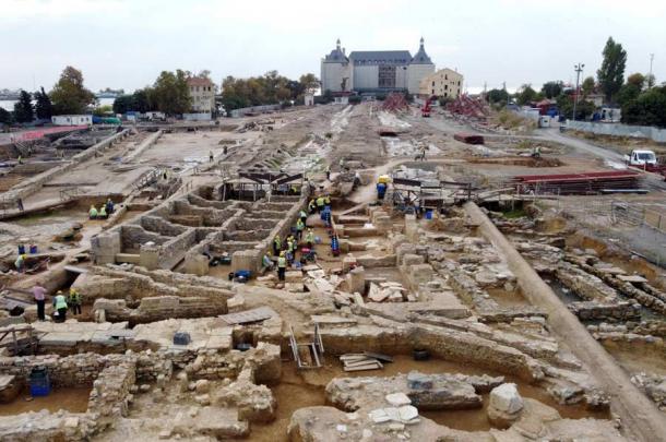 Arqueólogos y personal trabajando en el área de excavación de Haydarpaşa en Kadıköy, Estambul, donde se descubrió la rara tumba de cremación helenística junto con otros artefactos nuevos. (Agencia Anadolu)