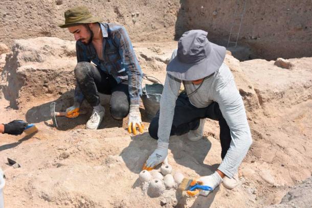 Archaeologists work in the Ulucak Mound, Izmir, Turkey. (Anadolu Agency)