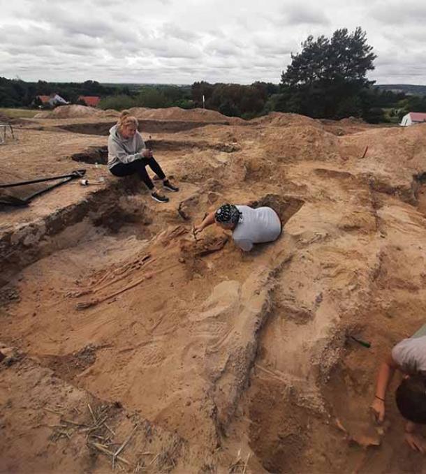 Arqueólogos durante la excavación de la tumba de vampiros descubierta en Pien, Polonia. (Miroslaw Blicharski / Aleksander Poznan)